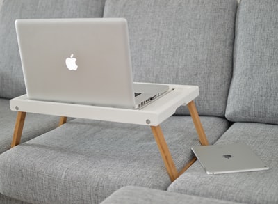 沙发笔记本桌上的银色MacBook